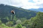 Divertindo-se em balanço à beira de precipício, na Casa del Arbol, em Baños, no Equador